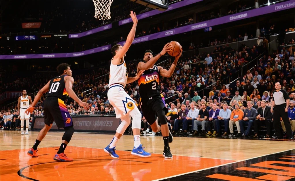 一张充满活力的NBA赛场画面,太阳和掘金的球员在激烈进攻,观众聚精会神观看比赛